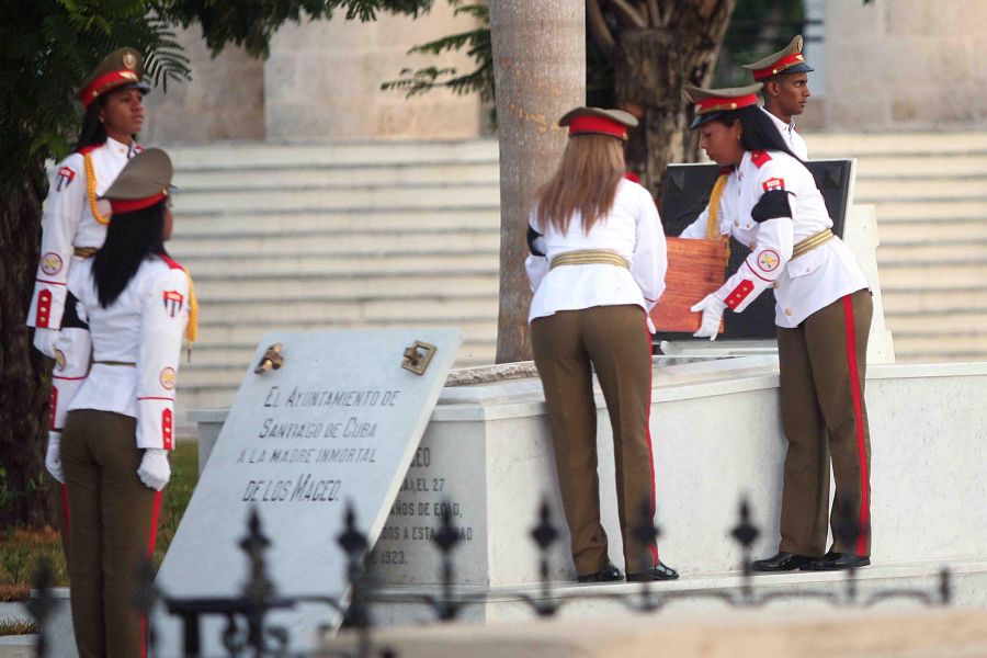 sanctiago de cuba, cementerio santa ifigenia, raul castro, fidel castro, jose marti, mariana grajales, carlos manuel de cespedes