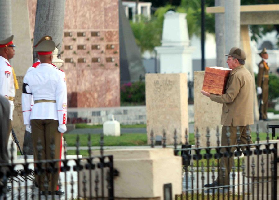 sanctiago de cuba, cementerio santa ifigenia, raul castro, fidel castro, jose marti, mariana grajales, carlos manuel de cespedes