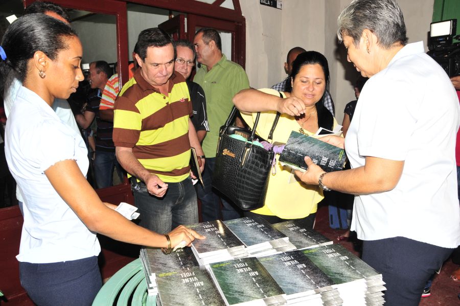 sancti spiritus, cuba, fidel castro, #fidelporsiempre, cenizas de fidel, libro ahi viene fidel