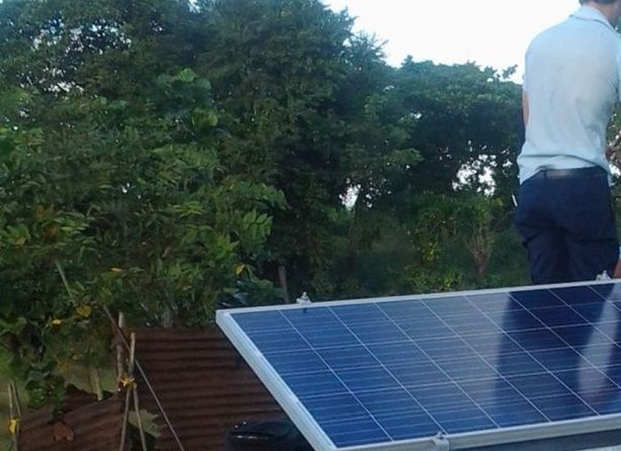 Con la instalación de paneles solares fotovoltaicos se benefician las viviendas que carecen de servicio eléctrico.