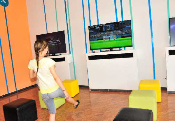 Los niños disfrutan de la variedad de juegos instalados en los equipos. (Foto: Vicente Brito/ Escambray)