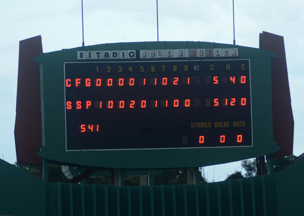 Béisbol, Gallos, Elefantes