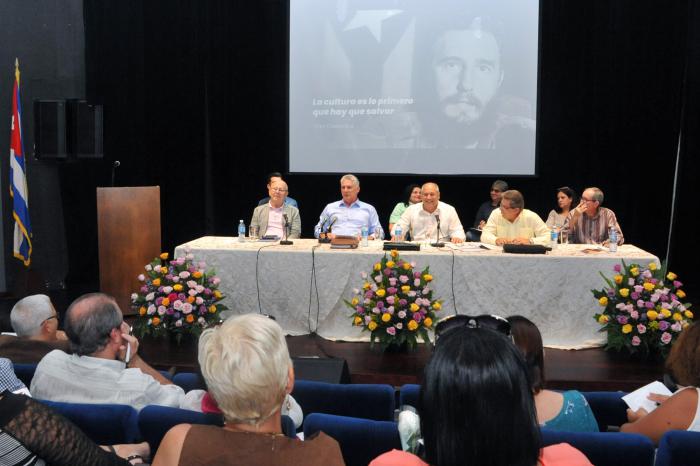 Díaz-Canel llamó a combatir el facilismo en la programación. (Foto: Estudios Revolución)