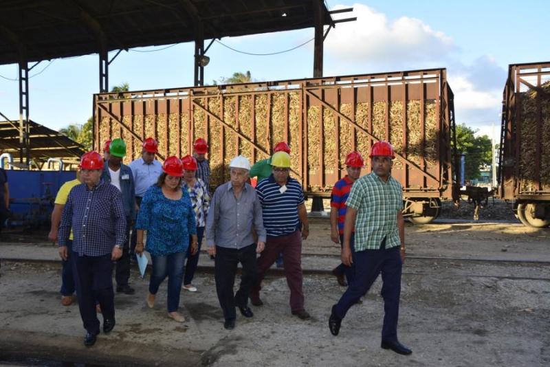 Machado Ventura checks sugar cane harvest in Sancti Spiritus. Photo: Escambray.