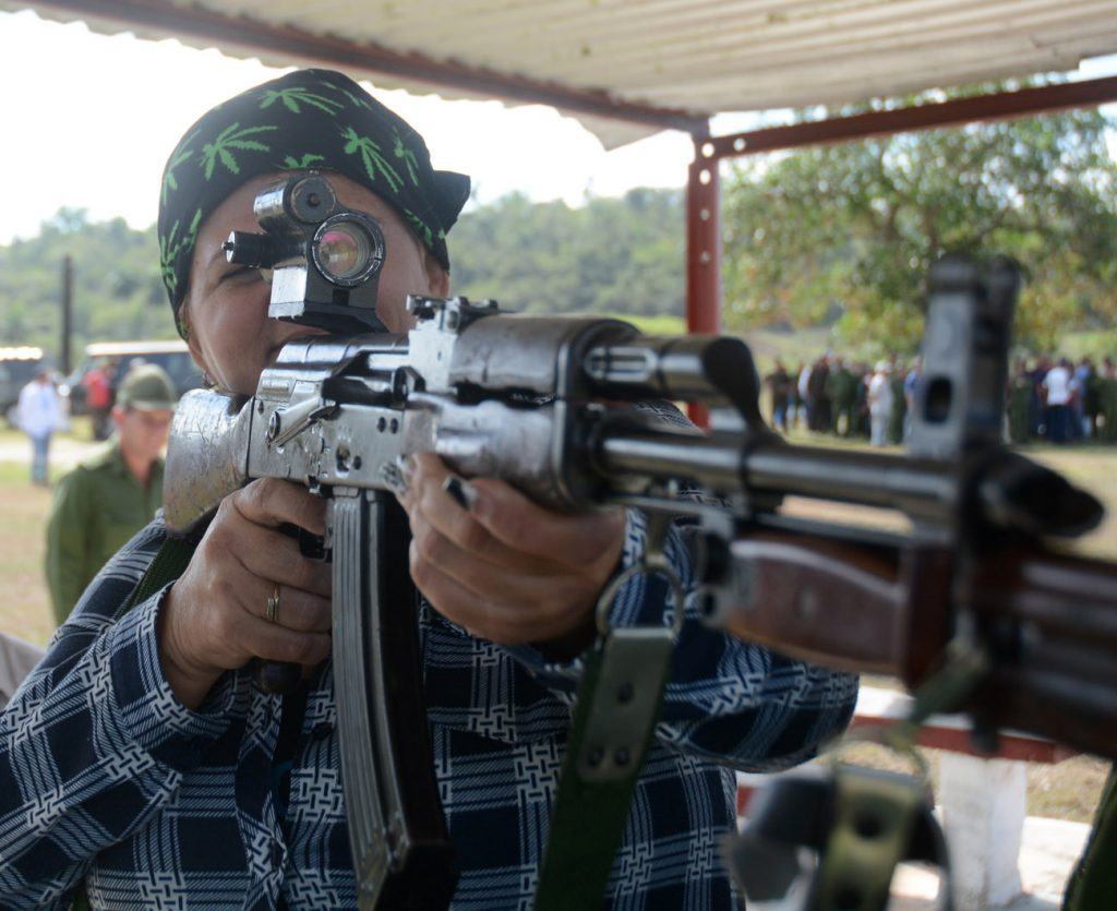 La preparación de la población en el manejo de las armas fue una de las actividades desarrolladas en el Día Territorial de la Defensa. (Fotos: Oscar Alfonso)