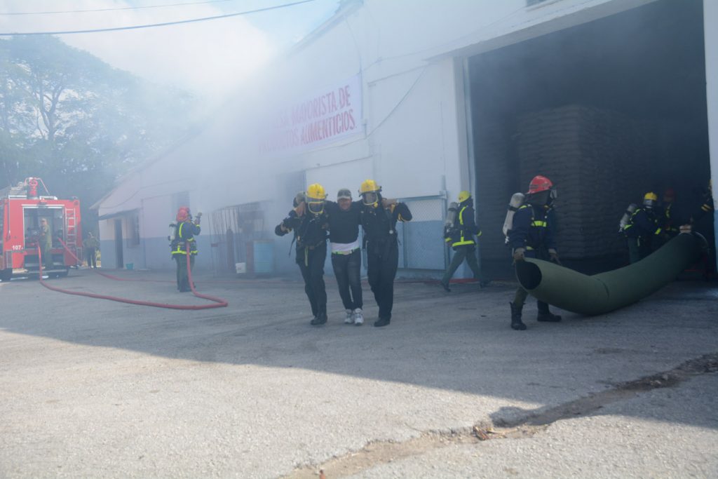 Salvaguardar recursos humanos y materiales en centros que son víctimas de atentados o ataques enemigos fue otra de las acciones prácticas desarrolladas en el Día Territorial de la Defensa.