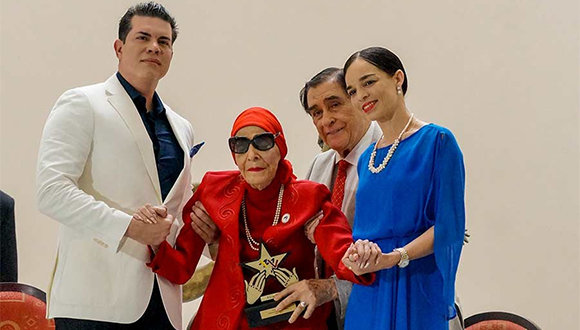 Alicia Alonso recibe la distinción Estrella del Siglo. (Foto: BNC/ Facebook)