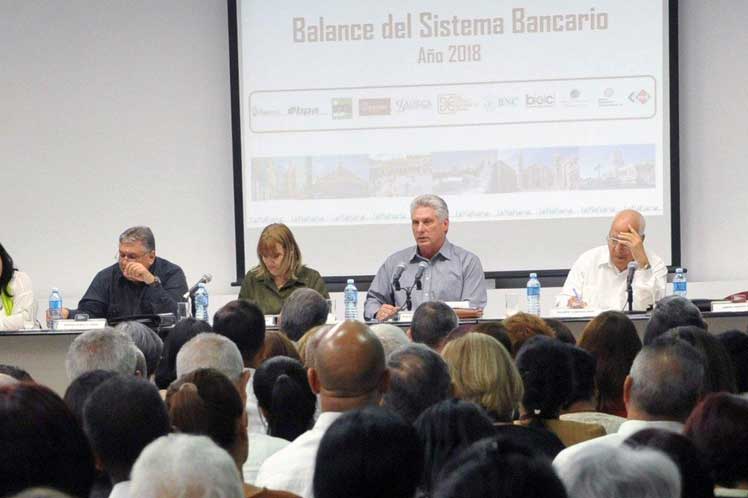 Las medidas em aplicación están relacionados con la actividad bancaria y financiera, asegura Maduro. (Foto: PL)