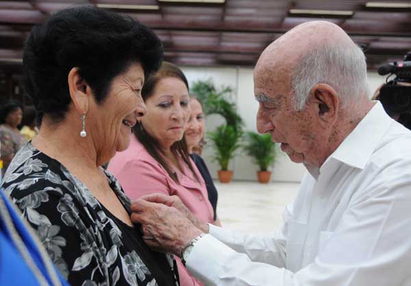 Machado Ventura entregó las órdenes Mariana Grajales. (Foto: Granma)