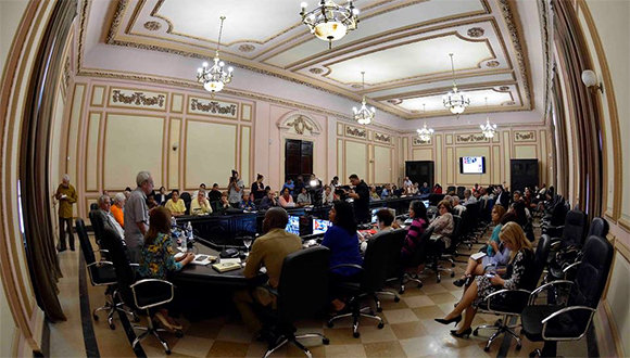 Eusebio Leal explicó la propuesta de Ley de Símbolos Nacionales. (Foto: @AsambleaCuba)