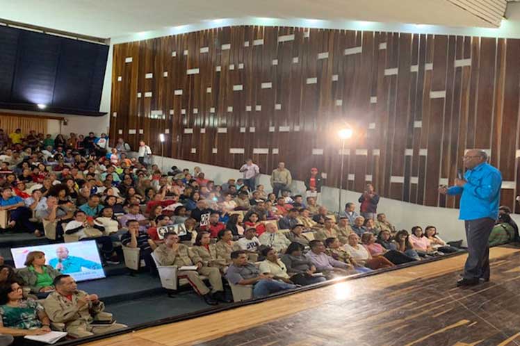 Istúriz instó a potenciar la conciencia política popular. (Foto: PL)