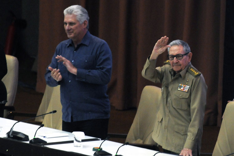 En presencia de Díaz-Canel y de  Raúl Castro, Machado Ventura exhortó a incrementar actitudes positivas para contribuir al avance económico. (Foto: PL)