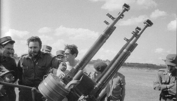 Fidel visita una brigada de la Defensa Antiaérea en los días de Girón. (Foto: Sitio Fidel Soldado de las Ideas)