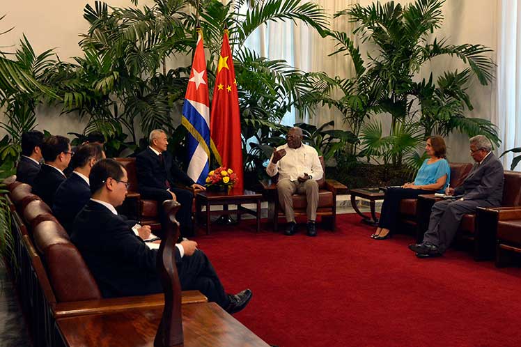 Valdés recibió a Shao como parte de la visita que realiza a la isla caribeña el dirigente asiático. (Foto: PL)