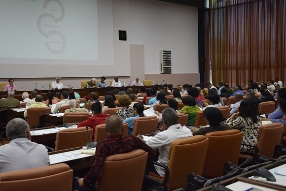 El presidente cubano tuvo una activa participación en el trabajo de las comisiones del Parlamento. (Foto: PL)