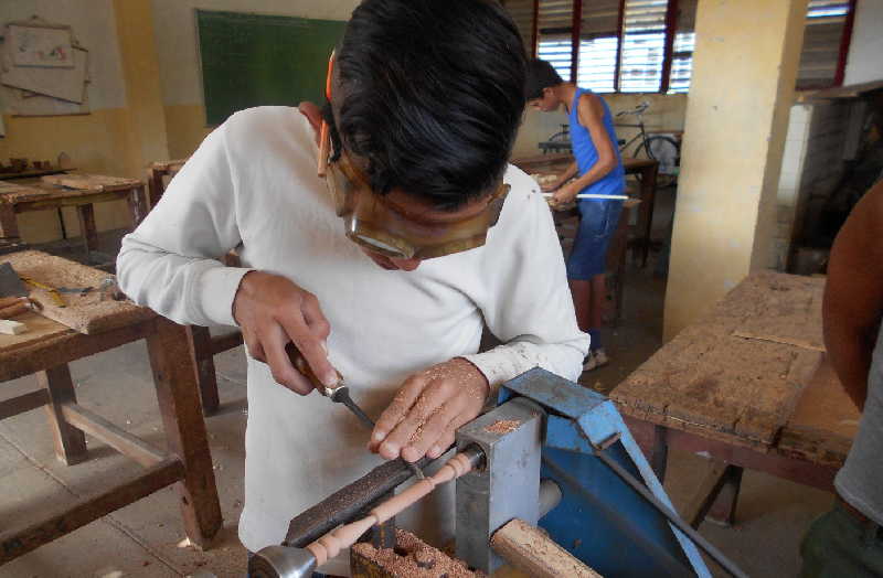 Los niños realizan diferentes labores que posibilitan su desarrollo. (Foto: Vicente Brito / Escambray)