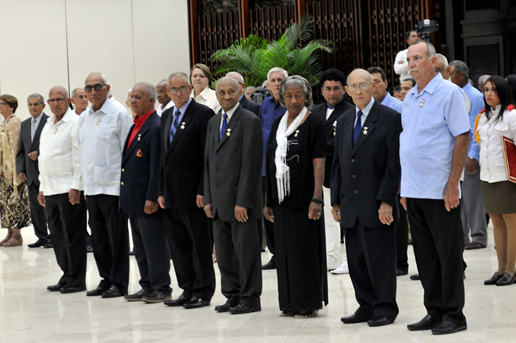 En primera fila los condecorados con los Títulos Honoríficos de Héroe y Heroína del Trabajo de  la República de Cuba.