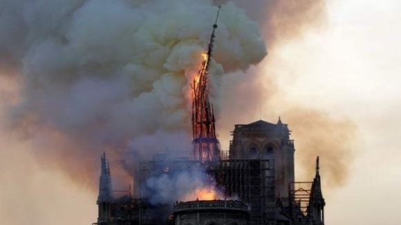 El fuego hizo sucumbir una de las torres de Notre Dame. (Foto: AFP)