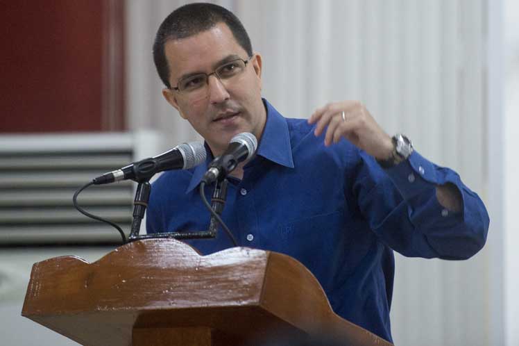 El cerco contra la estatal Pdvsa impide continuar el tratamiento de pacientes con trasplantes en Argentina, aseguró Arreaza. (Foto: PL)