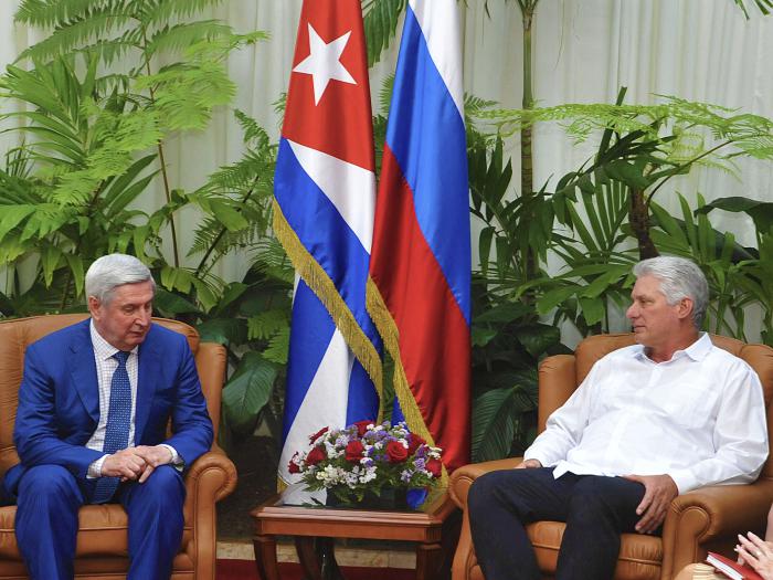 Díaz-Canel e Iván I. Mélnikov. (Foto: Estudios Revolución)