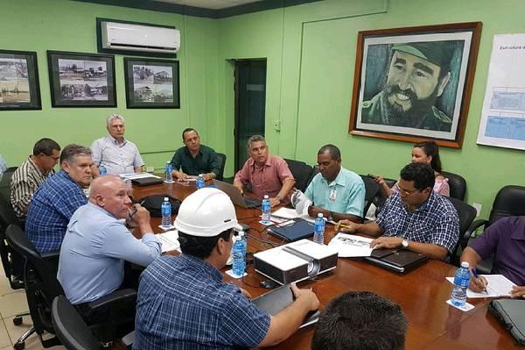 Díaz-Canel sostuvo un encuentro con directivos de la industría niquelífera en Moa. (Foto: PL)