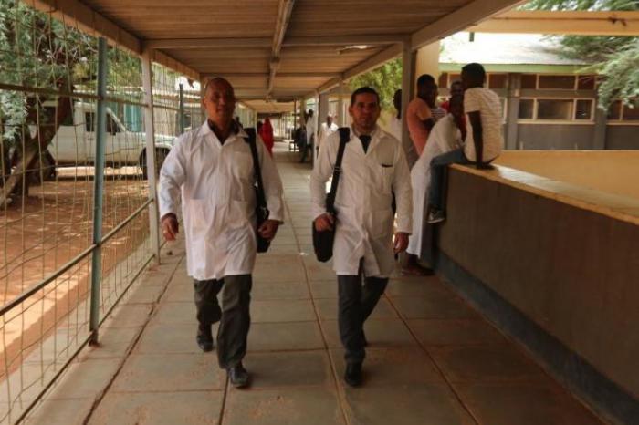 Los ministros de Cuba y Kenya evaluaron los esfuerzos conjuntos para el regreso de los dos médicos  secuestrados. (Foto: Granma)