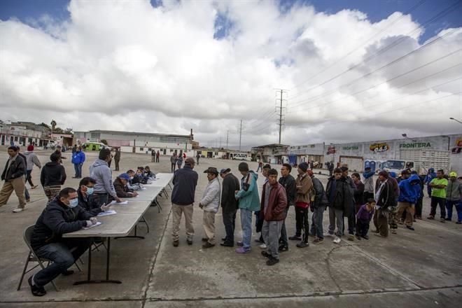 Miles de migrantes que piden asilo en Estados Unidos tienen que esperar en el lado mexicano de la frontera. 