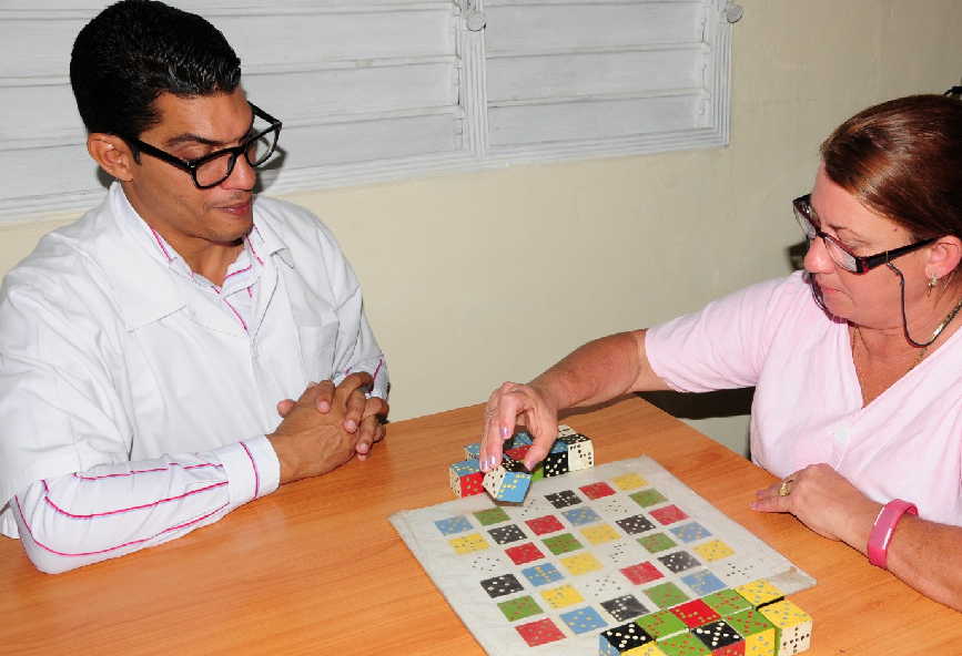 El proyecto beneficia las funciones cognitivas, estados emocionales, habilidades manuales y en actividades de la vida cotidiana de los pacientes. (Foto: Vicente Brito / Escambray)