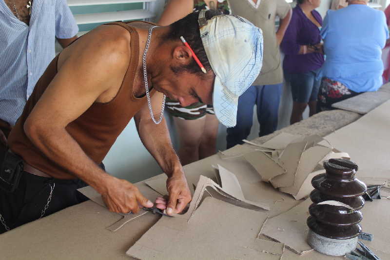 Yuniesky Salgado prestigia el trabajo en el taller de Meneses. (Fotos: Yoan Blanco)