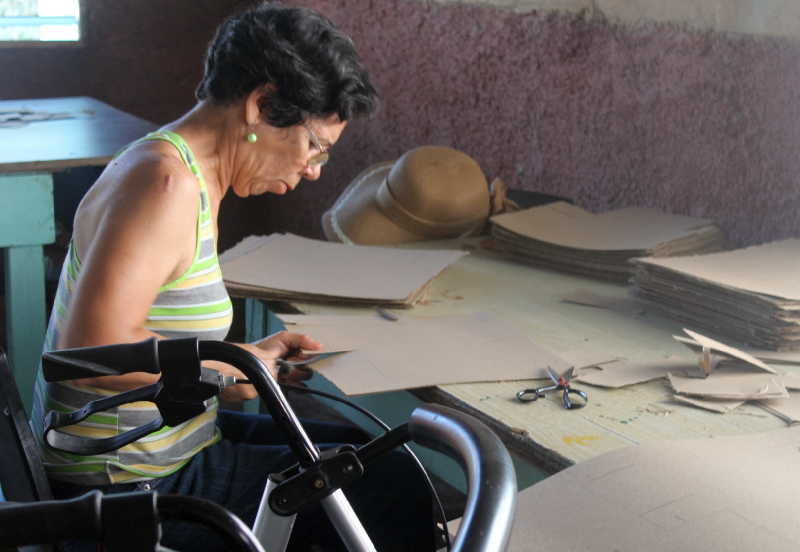 La fémina se consagra al trabajo para cumplir con la norma.