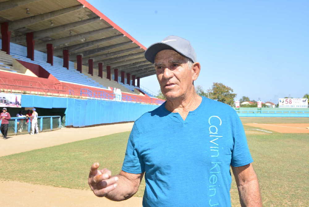 Tony Simó se enorgullece de haber compartido con grandes estrellas de la pelota cubana. (Foto: Vicente Brito / Escambray)