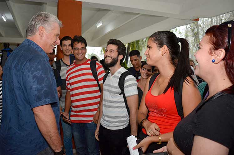 El presidente cubano convocó a fortalecer los vínculos Universidad-Industria. (Foto: PL)