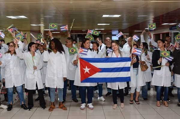 diaz-canel en recibimiento de medicos de brasil