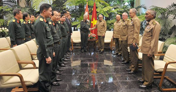 Momento del encuentro encabezado por Raúl y el coronel general Nguyen Chi Vinh.