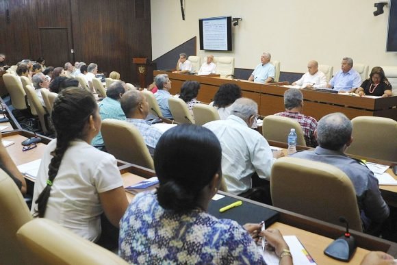 Díaz-Canel asistió a la reunión del Grupo de trabajo constituido para la atención a la recreación. Foto: Estudios Revolución.