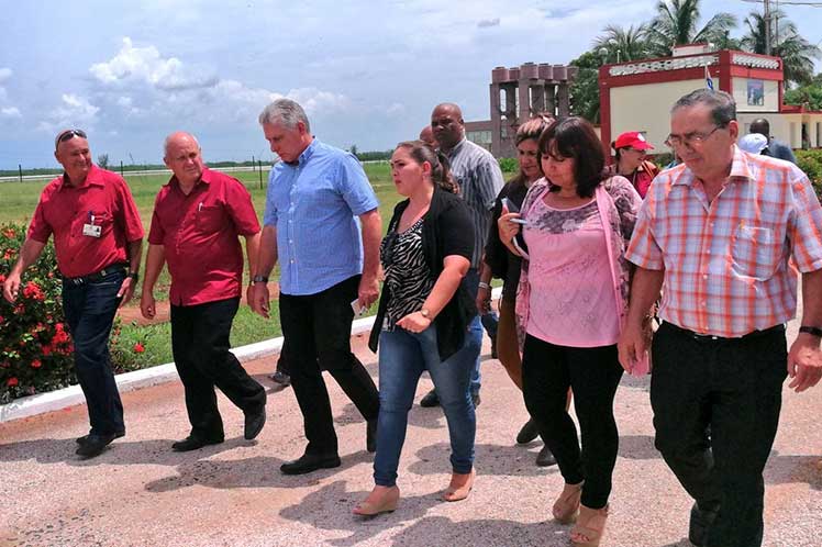 El Centro Meteorológico Provincial de Camagüey se incluyó en el periplo de Díaz-Canel por Camagüey. (Foto: PL)