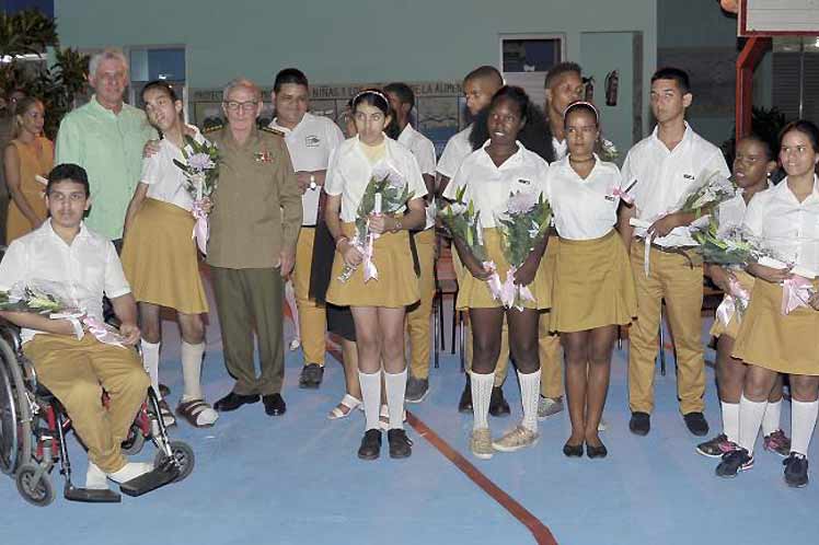 Raúl y Díaz-Canel participaron en la fiesta de fin de curso del centro. (Foto: PL)