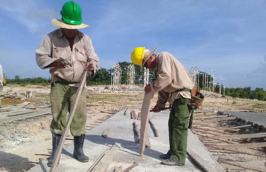 Fuerzas del Ministerio de la Construcción asumen la edificación de la obra. (Fotos: José Luis Camellón / Escambray)