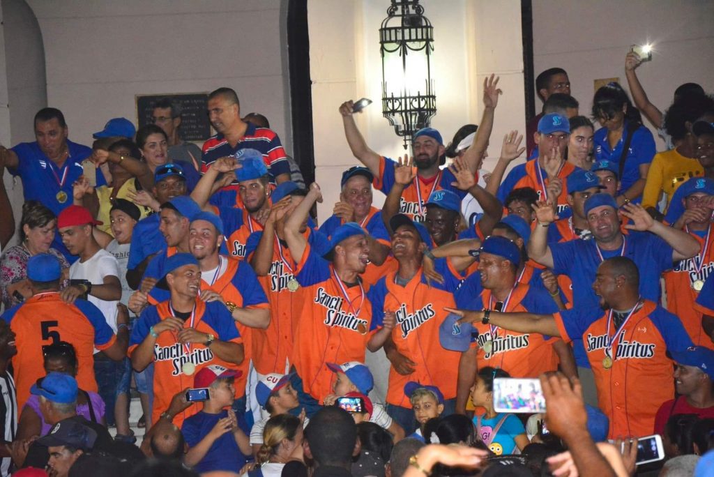 La algarabía estalló al filo de las doce de la noche en el corazón de Sancti Spíritus. (Fotos: Vicente Brito / Escambray)