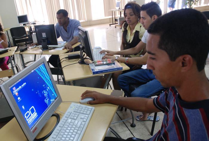 En Cuba las tecnologías de la información y las comunicaciones se considera como un sector que tributa directamente al
desarrollo económico y social.