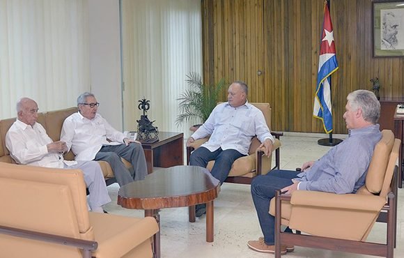 Raúl, Díaz-Canel y Machado conversaron con Diosdado Cabello. (Foto: Estudios Revolución)