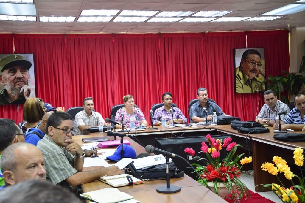 En la sede de la Asamblea Provincial del Poder Popular, Inés María Chapman evaluó las obras del Trasvase Centro-Este. (Foto: Vicente Brito)