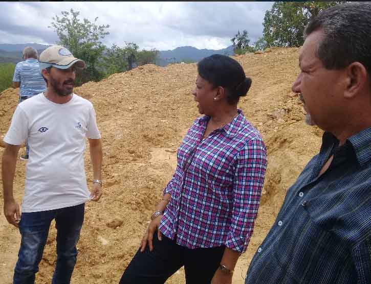 Los trabajos de movimiento de tierra para el emplazamiento de un tanque de agua fueron constatados en el terreno. (Foto: Pepe Camellón / Escambray)