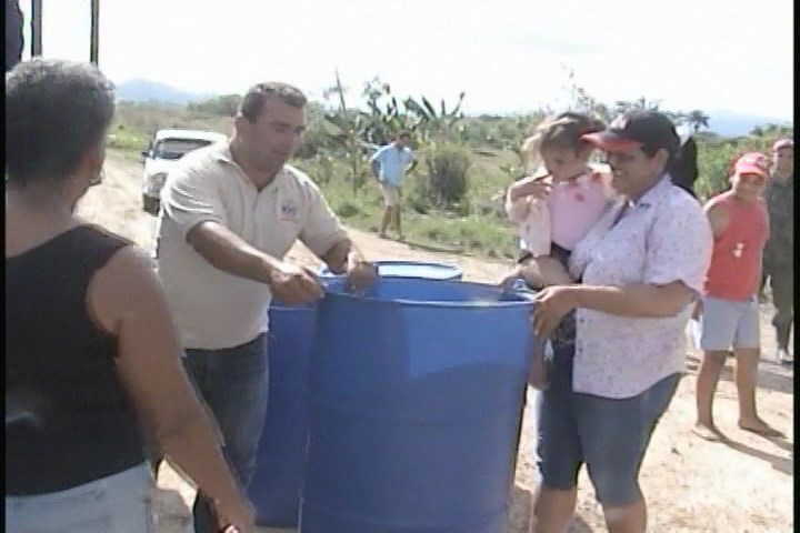 Cientos de tanques plásticos se han distribuido a los pobladores de la serranía espirituana.