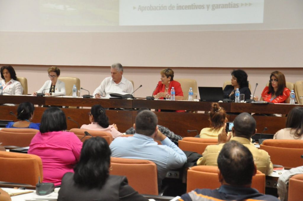 Díaz-Canel aseguró que los temas abordados se acercan a los problemas del país, lo que afianza la credibilidad y confianza en la Asamblea. (Foto @PresidenciaCuba)