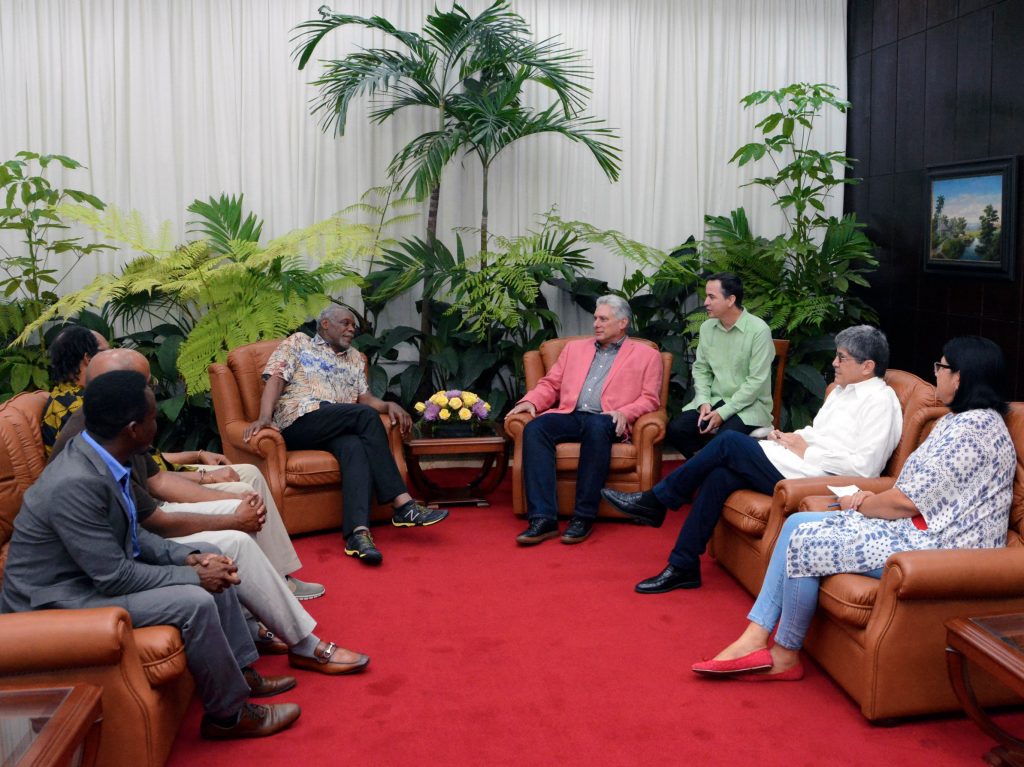 Glover y Díaz-Canel dialogaron sobre la importancia de impulsar los intercambios artísticos entre Cuba y EE.UU. (Foto: Estudios Revolución)