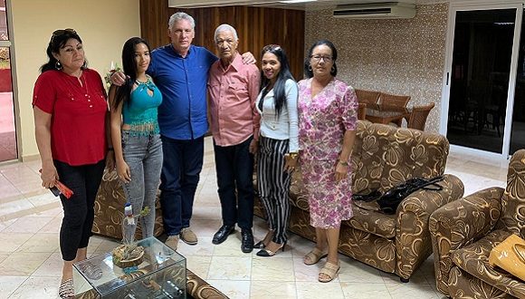 Díaz-Canel se reúnió con familiares del doctor Asael Herrera Correa. (Foto: @DiazCanelB /Twitter)