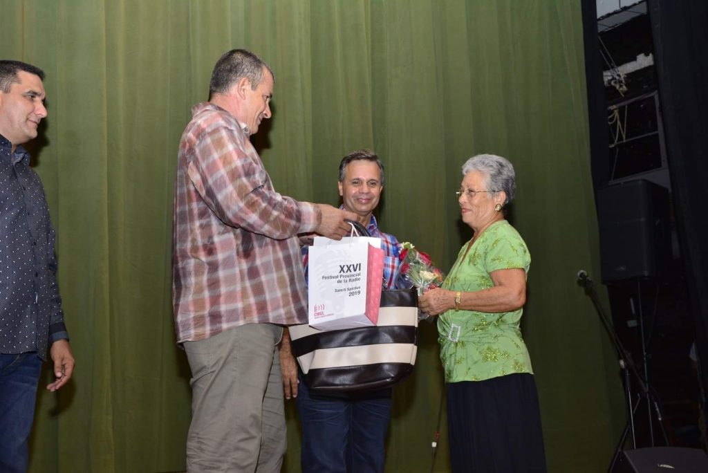 La locutora Maria Josefa Jiménez fue galardonada con el Premio por la obra de la vida. (Fotos: Vicente brito / Escambray)