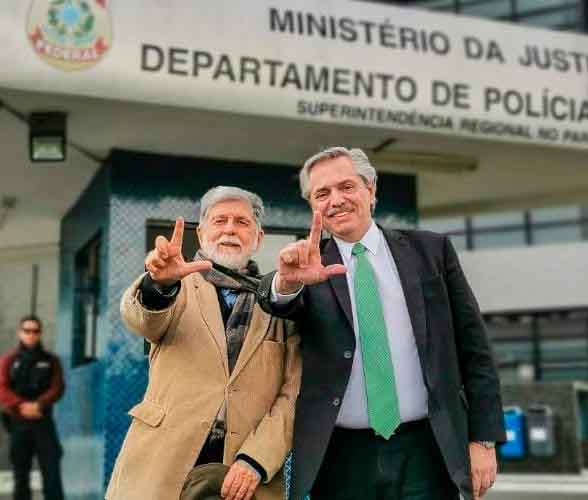 Alberto Fernández y Celso Amorin en las afueras de la cárcel, donde Lula permanece hace más de un año. (Foto: Página 12)