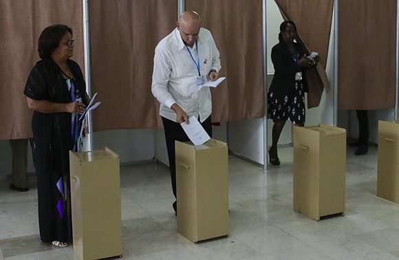 El Consejo Electoral Nacional fue elegido por el voto  directo y secreto de los diputados. (Foto: Cubadebate)